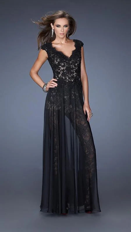 La Femme Scalloped V-Neck Fitted Evening Dress 20010 - 1 Pc Black in Size 4 Available Dark color unclassified dresses La Femme Scalloped V-Neck Fitted Evening Dress 20010 - 1 Pc Black in Size 4 Available Dark color unclassified dresses