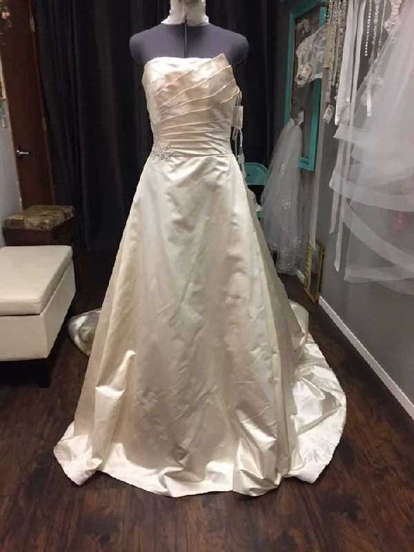 Pronovias Sleeveless unclassified dresses